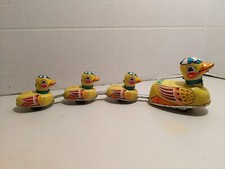 VINTAGE WIND UP DUCK FAMILY TIN TOY IN BOX CHINA WORKS LITHO FUNNY ACTION W/KEY