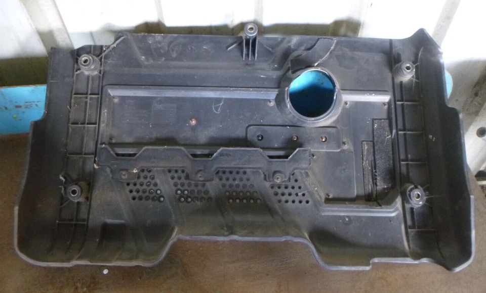 Kia Cerato LD 2/04-10/06 Engine Cover - Image 2 of 2