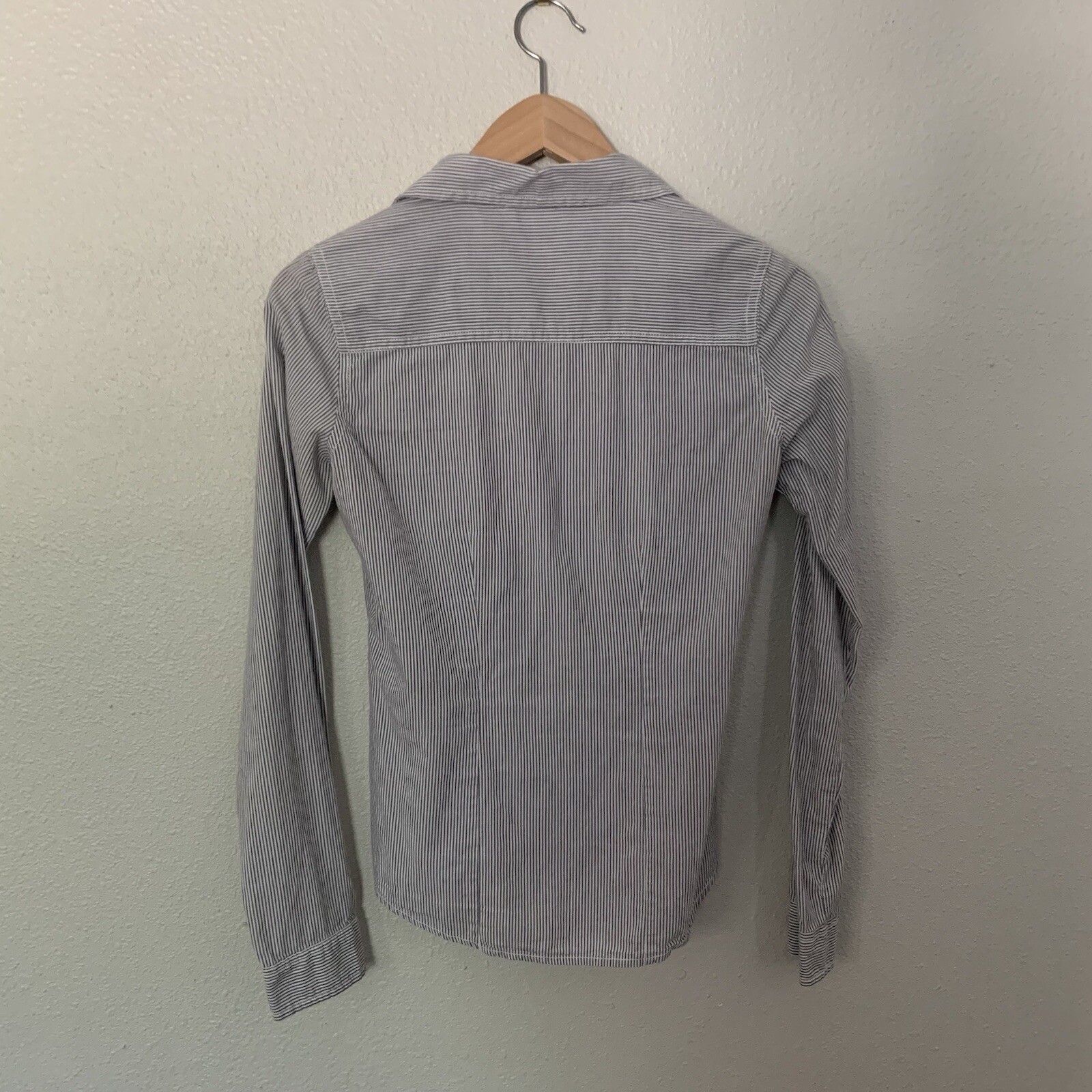 Active Basic  Women’s Gray White Stripes Top Butt… - image 4