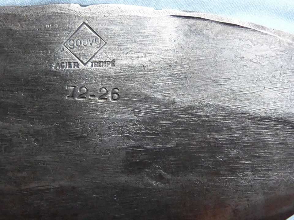 Ancienne serpe acier trempé marque Gouvy outil ancien bois forêt bucheron - Photo 3/4
