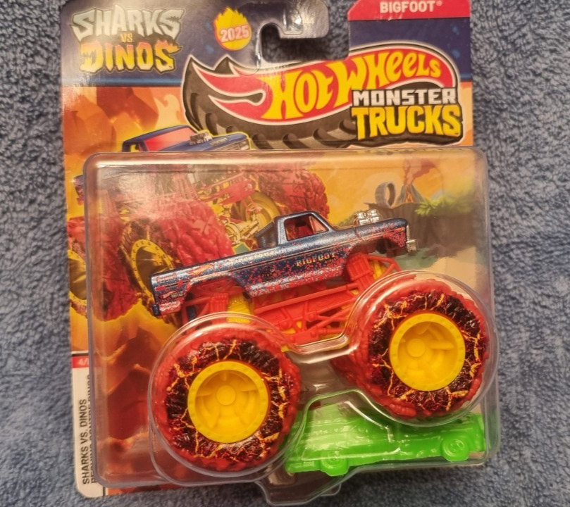 HOT WHEELS MONSTER TRUCKS  BIGFOOT NEW ON CARD Sharks v Dinos