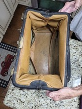 Ancien sac Medince Médecins. Un peu rugueux, mais un joli sac ancien. 17 1/2" x 10"