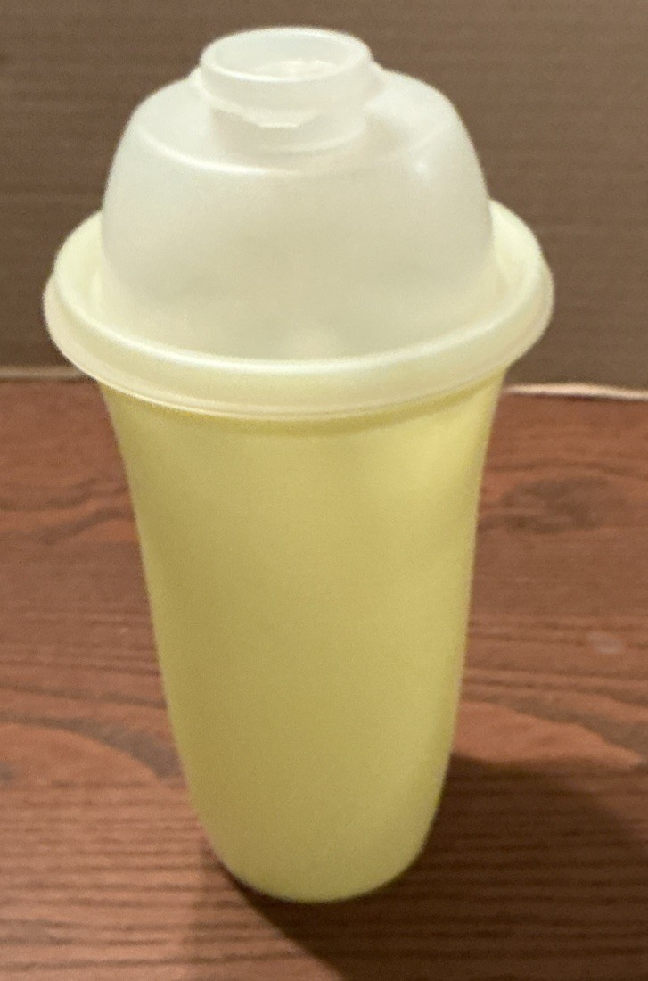 Tupperware 844 Quick Shake Shaker Container 16oz. Blender Mi