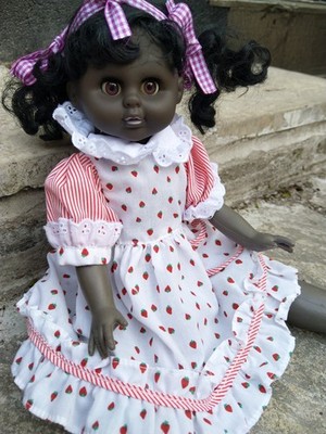 Vintage dunkle Haut ethnische Puppe 15'' neu gekleidet lange Haare rosa Augen