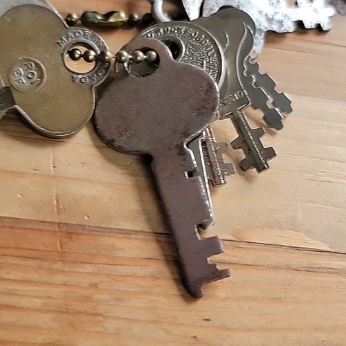 LOT OF 10 OLD ANTIQUE VINTAGE KEYS DOOR DIFFERENT SIZES - Picture 5 of 11