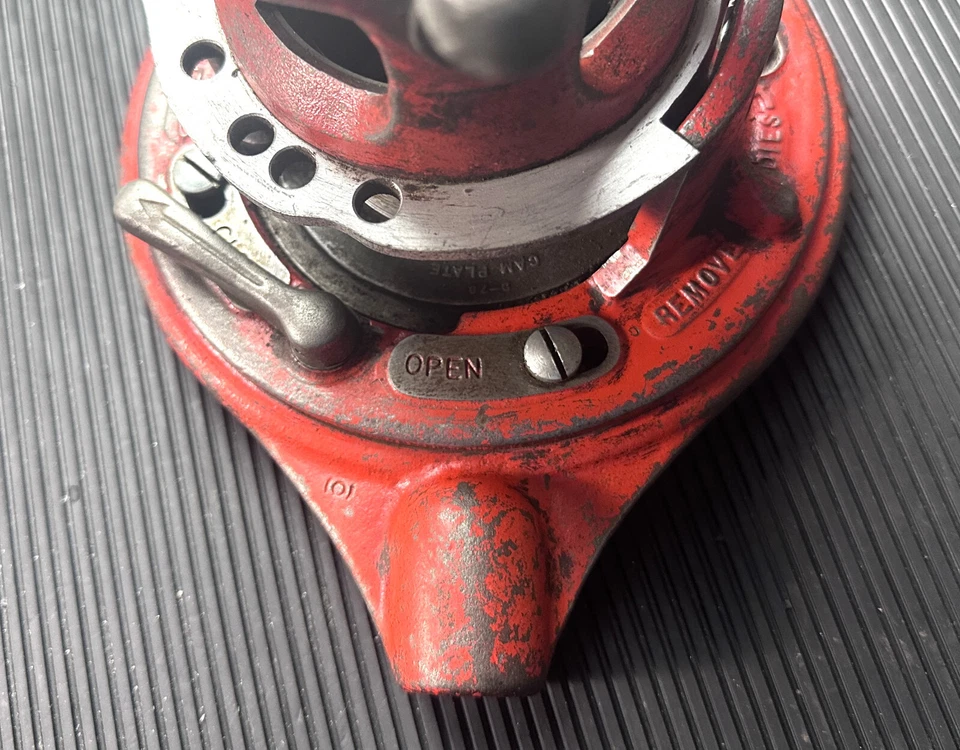 RIDGID  No. 65R-TC Manual Receding Pipe Threader  1" to 2"  USA  [0004] - Image 2 of 4