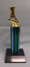 trophée patin artistique doré récompense colonne bleu vert socle plastique noir