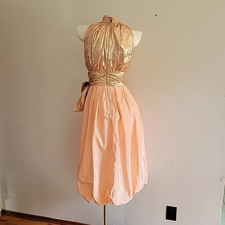 Vestido midi formal pequeño vintage años 80 melocotón cojo tafetán cuello alto dobladillo burbuja lazo Foto 3 de 4