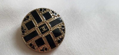 EIN CHANEL GROSSER WEISSER ODER SCHWARZER GRIPOIX KNOPF 25 MM