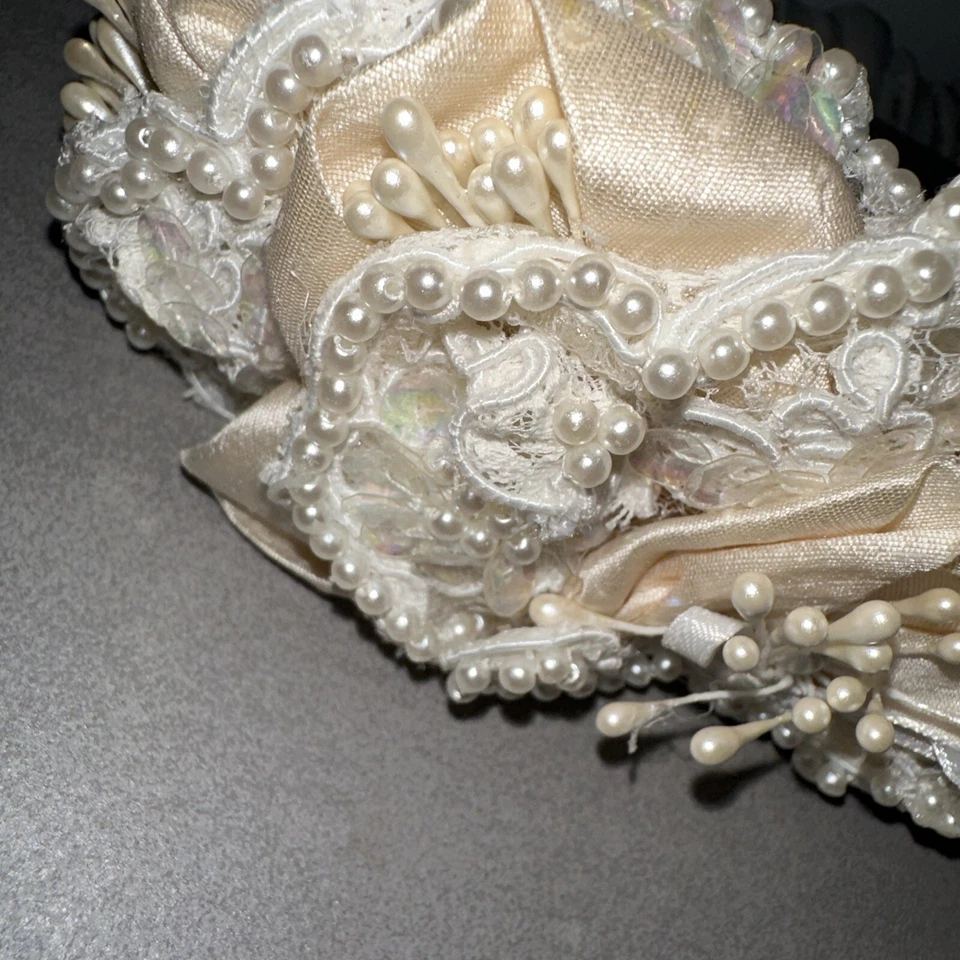 Pérolas falsas feitas à mão vintage flores de seda. Pente de cabelo casamento - Imagem 2 de 4
