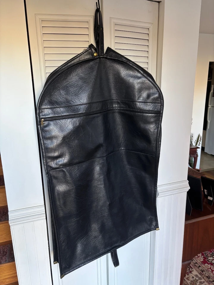 Bolso de ropa vintage de cuero negro Foto 2 de 4