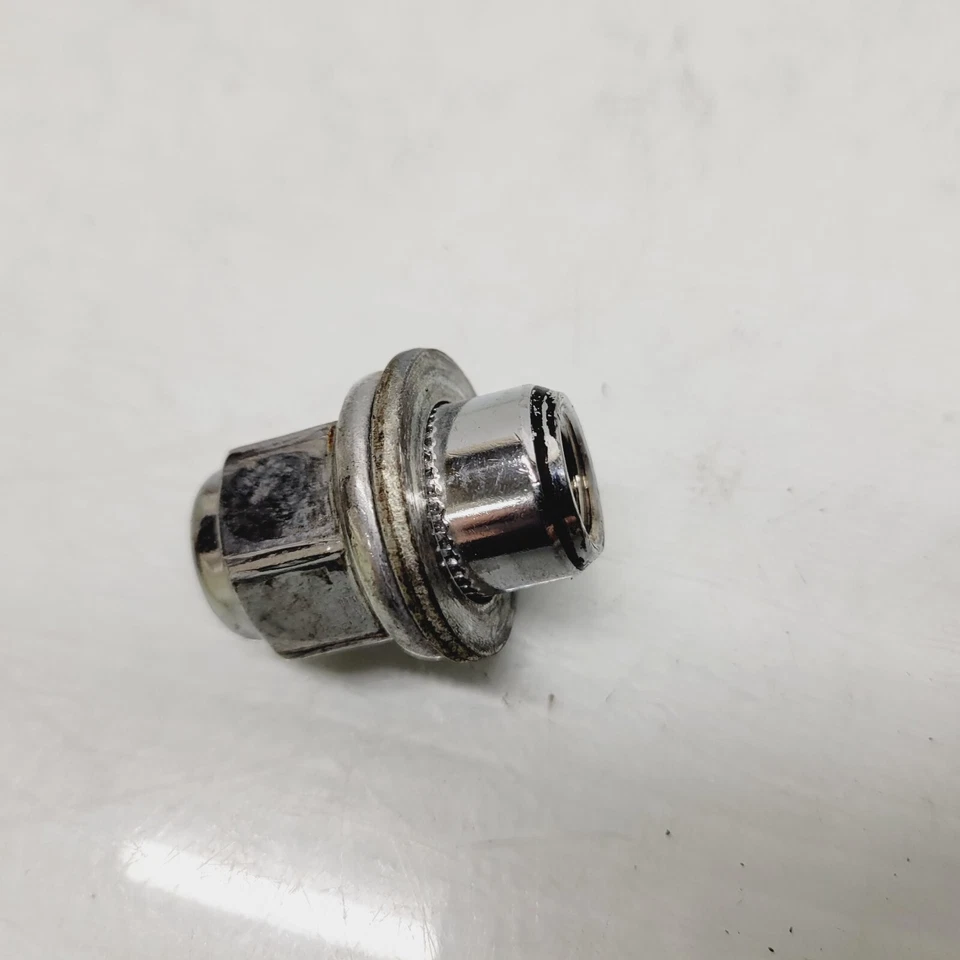 Tuerca Lexus is250 is350 2006-2013 OEM Foto 2 de 4