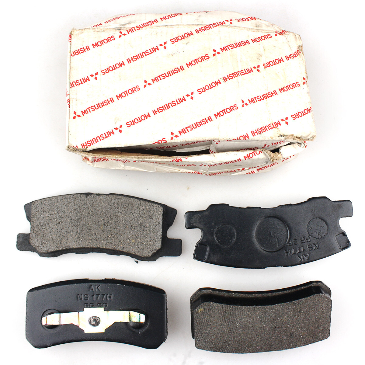 Mitsubishi V73 V75 GRANDIS MVP Brake Pad Set NOS Genuine MZ690183