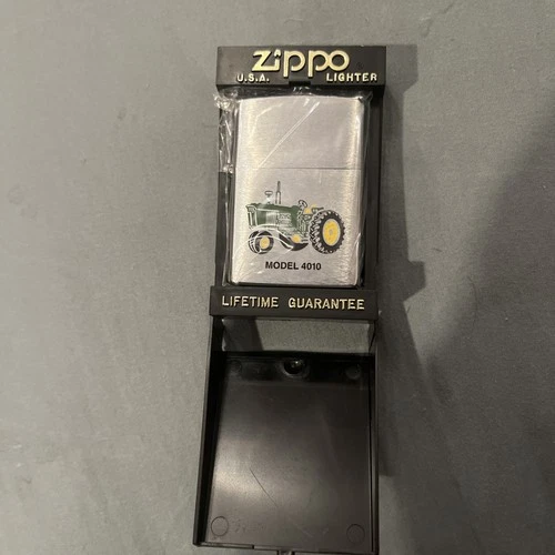 ZIPPO LIGHTER / JOHN DEERE TRACTOR, MODEL 4010 (Boxed, Unused)
