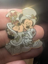Disney Pin 42605 Victorian Mickey and Minnie Mouse - Mistletoe - VERY RARE FIND