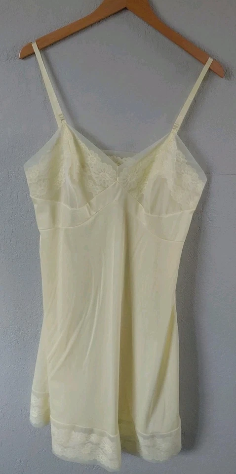 Lencería vintage Vanity Fair amarilla sin cordones detalle de encaje floral hecha en EE. UU. Foto 2 de 4