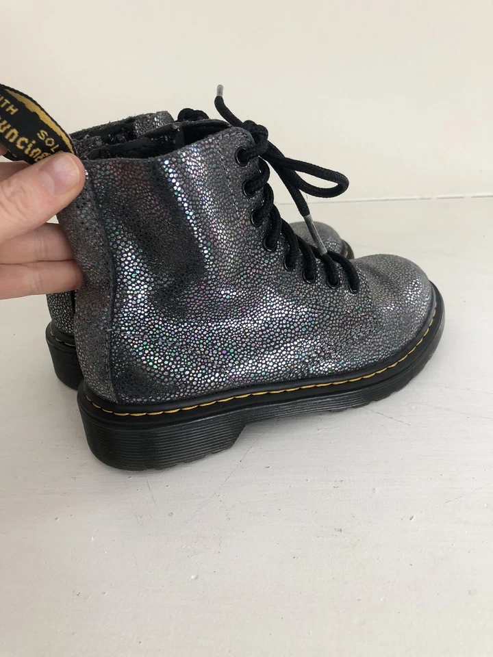 Dr Martens 女孩全息帕斯卡靴 13 闪亮仙女奇思妙想黑色 — 第 3/4 张图片