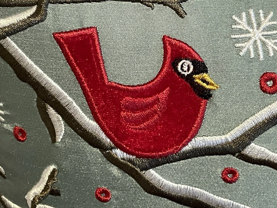 Almohada Perfecta Roja Cardenal Bordada Día Nieve Tela Brillante Almohada 16” Foto 3 de 4