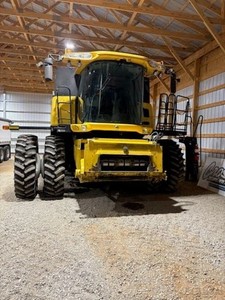 2014 New Holland CR8090 Combine 4x4 2,128 Engine Hours Stock# 343088
