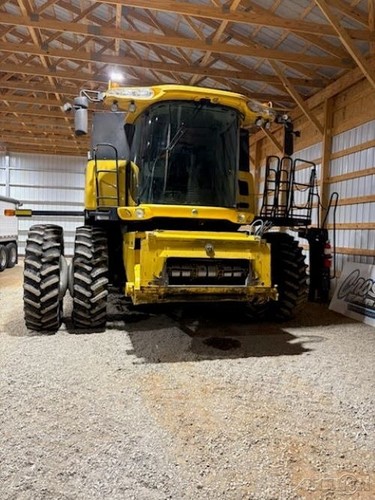2014 New Holland CR8090 Combine 4x4 2,128 Engine Hours Stock# 343088