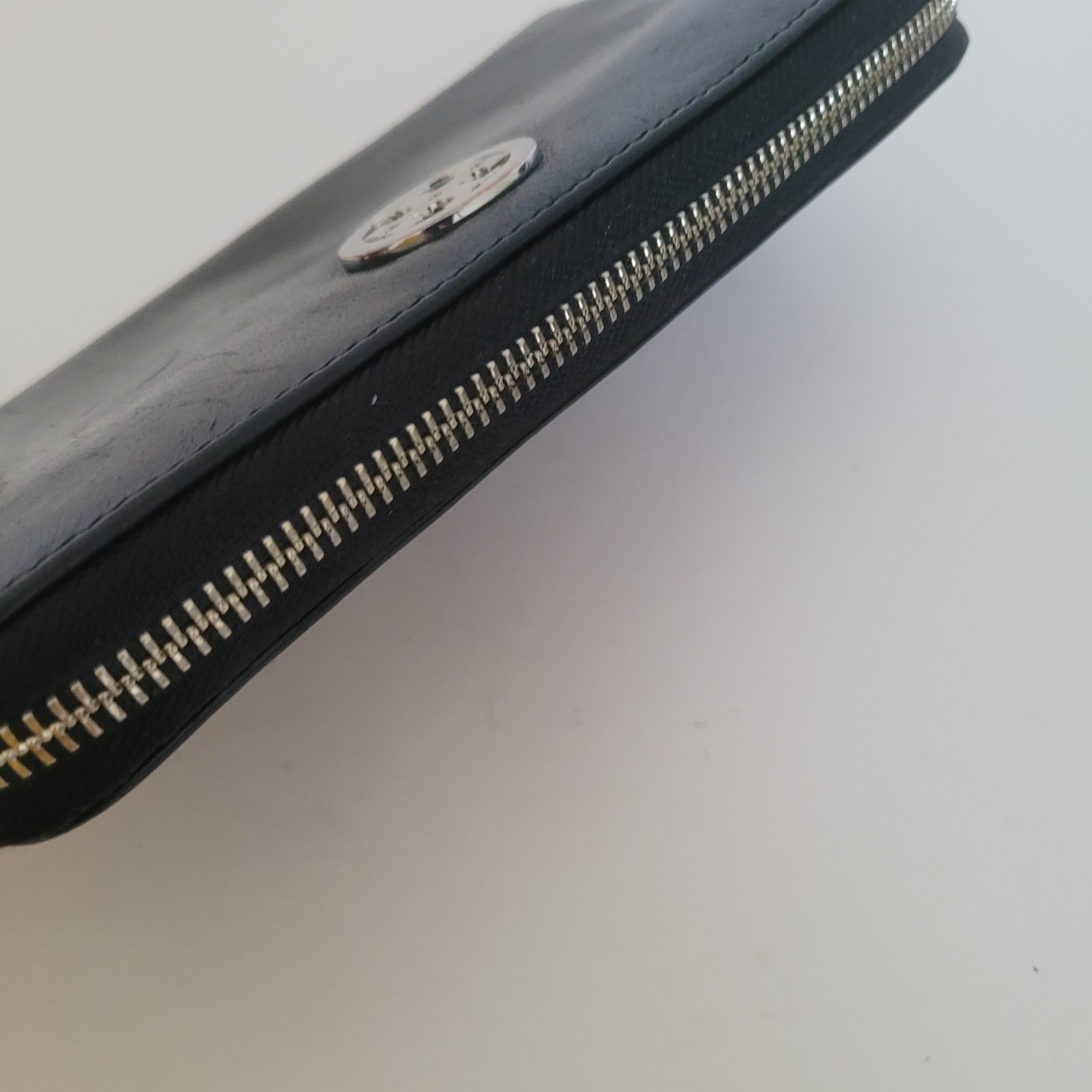 Tory Burch Solid Black Cowhide Leather Zip Around… - image 8