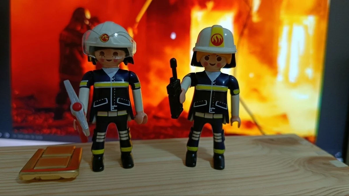 FIGURA PLAYMOBIL - Bombero Con Megafono Y Extintor - 2014 (8V3) EUR 2
