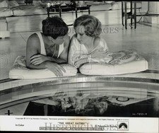 Foto de prensa 1974 Robert Redford, Mia Farrow relajarse en la piscina en "El gran Gatsby"