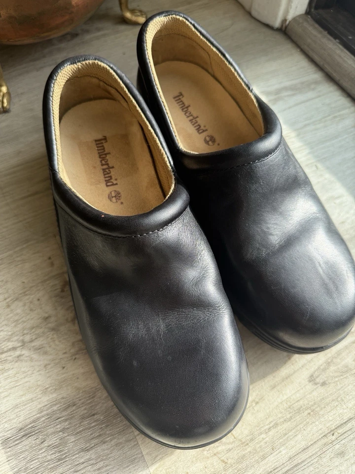 Zuecos Timberland en excelente estado - 6,5 M para mujer de cuero negro, suelas de goma Foto 2 de 4