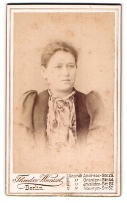 Fotografie Theodor Wenzel, Berlin O., Andreasstrasse 28, Junge Frau mit zurückg 