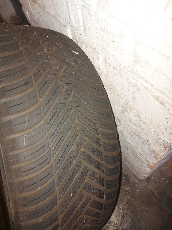 Verkaufe vier Allwetterreifen auf einer Opel Insignia Stahlfelge - Bild 2 von 3