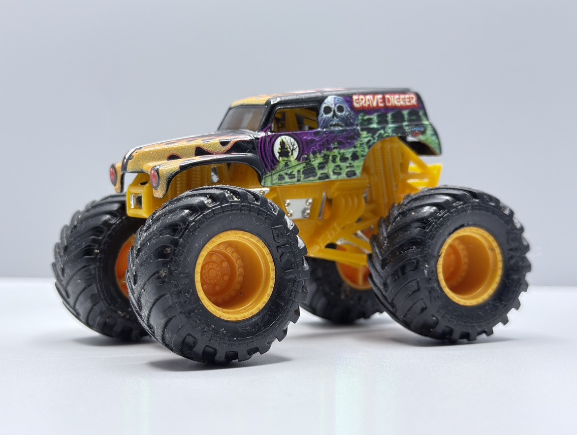 2017 Hot Wheels Monster Jam 25 Years Grave Digger Orange Chassis Truck