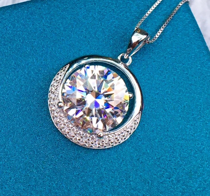 Colgante solitario de moissanita certificado corte redondo de 8,0 mm enchapado en oro blanco de 14 k Foto 2 de 4