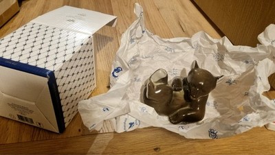 Lomonsov LFZ Braunbär Jungtier auf dem Rücken Figur nagelneu in OVP 