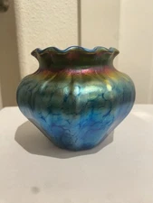 LUNDBERG STUDIOS ART GLASS HEART VASE IRIDECENT W/SCALLOPED OPENING SIGNED 1998