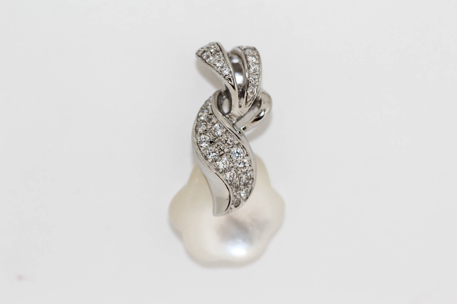 925 MOP w White Topaz Pendant (3.15 cts) 925 MOP w White Topaz Pendant (3.15 cts)