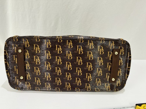 Cartera Dooney & Bourke Saffiano marrón oscuro y logotipo Willa cremallera forro rojo - Imagen 10 de 13