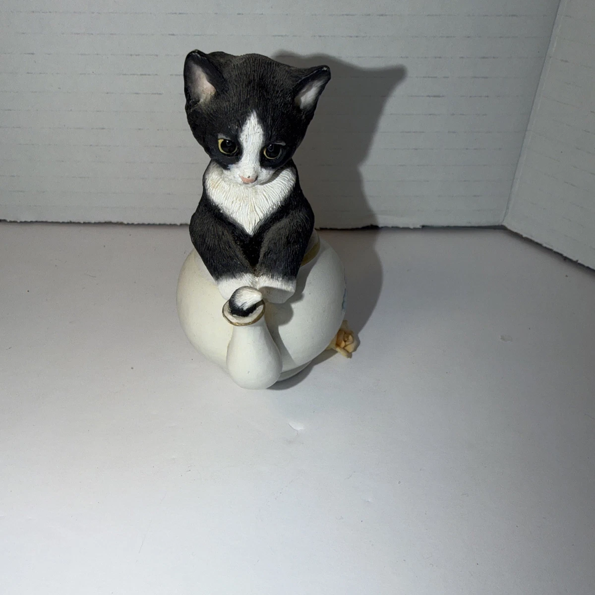 Country Artists Collectible Cat Figurines Just Listed 2026