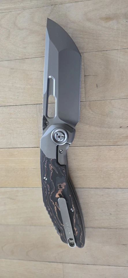 Navaja de Bolsillo Ketuo Yakuza 3.38" M390 Hoja de Acero Titanio/Lámina de Cobre/Mango CF Foto 4 de 4