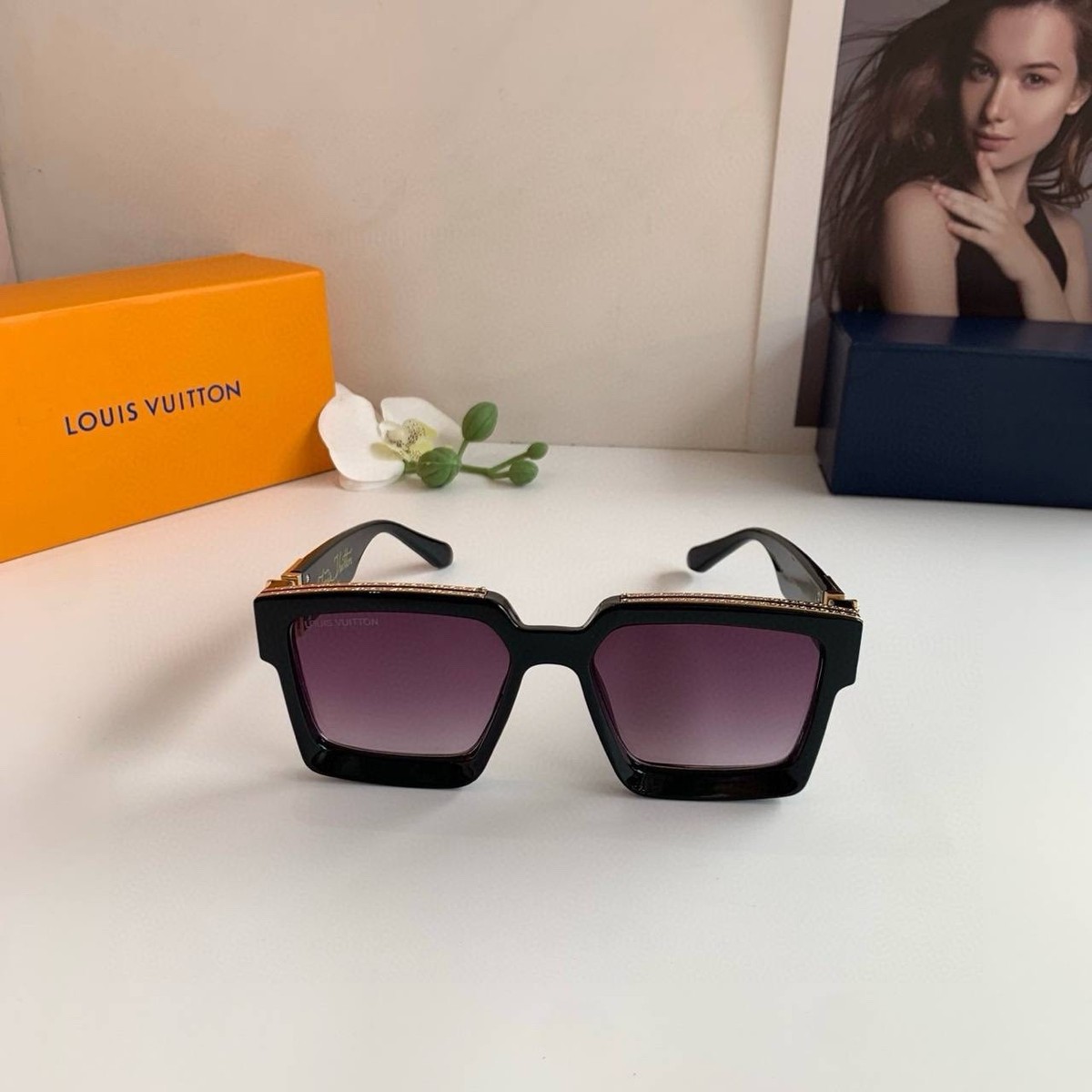 Louis Vuitton Black Gradient Square Sunglasses with Gold Detail Louis Vuitton LV Script Square Sunglasses Z2970W Black  main image 2