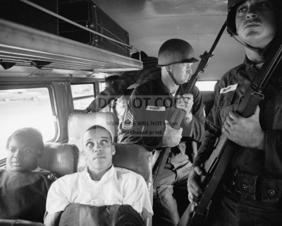 FREEDOM RIDERS ON BUS WITH NATL GUARDSMEN HOLDING BAYONETS - 8X10 PHOTO (AA-953)