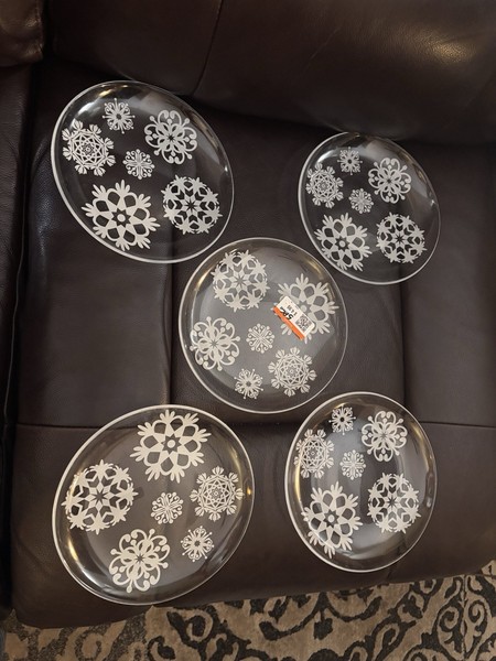 Juego de 5 platos de postre/ensalada IKEA Julfint cuenta con un motivo festivo de copo de nieve
