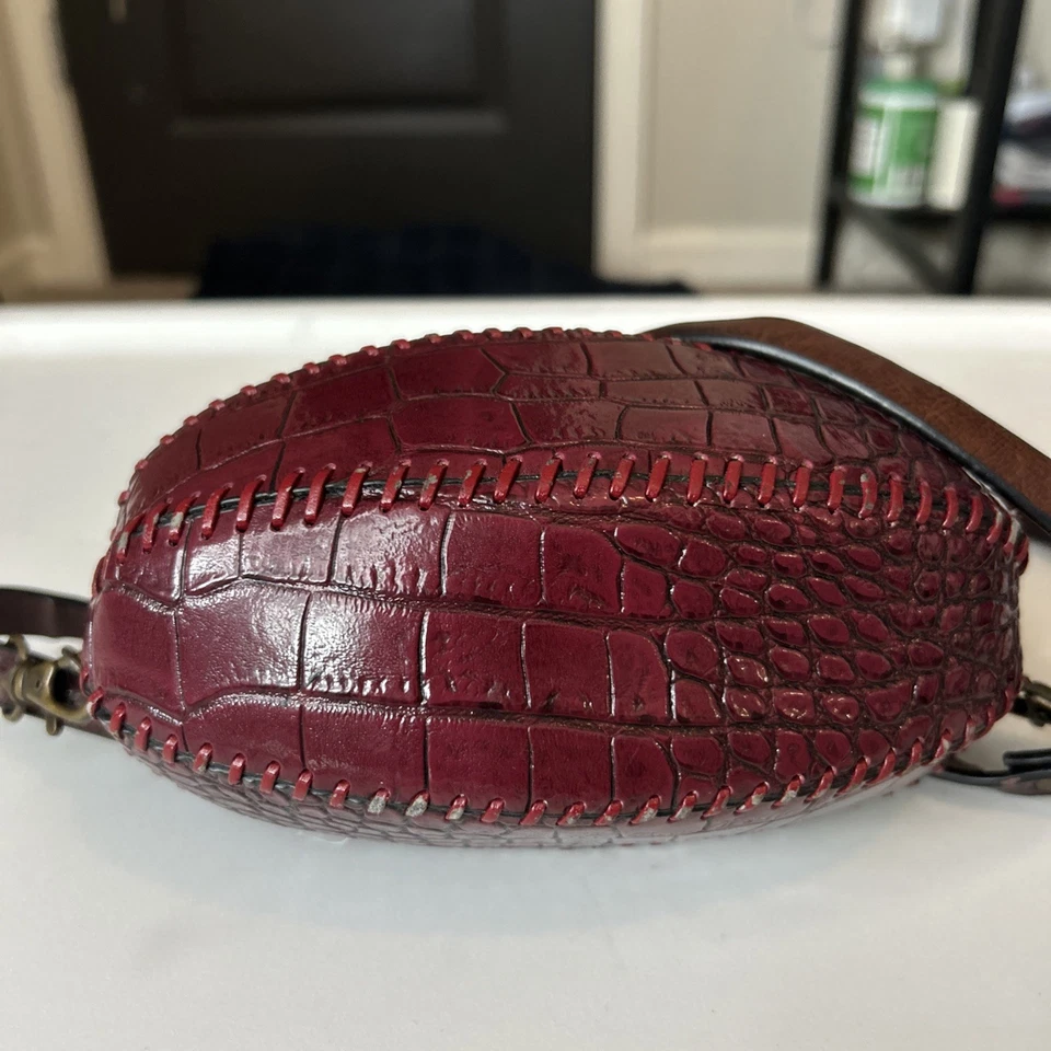 Bolso de Mano Gucci Piel de Cocodrilo Rojo Marrón Correa de Cuero Forma de Fútbol Foto 3 de 3