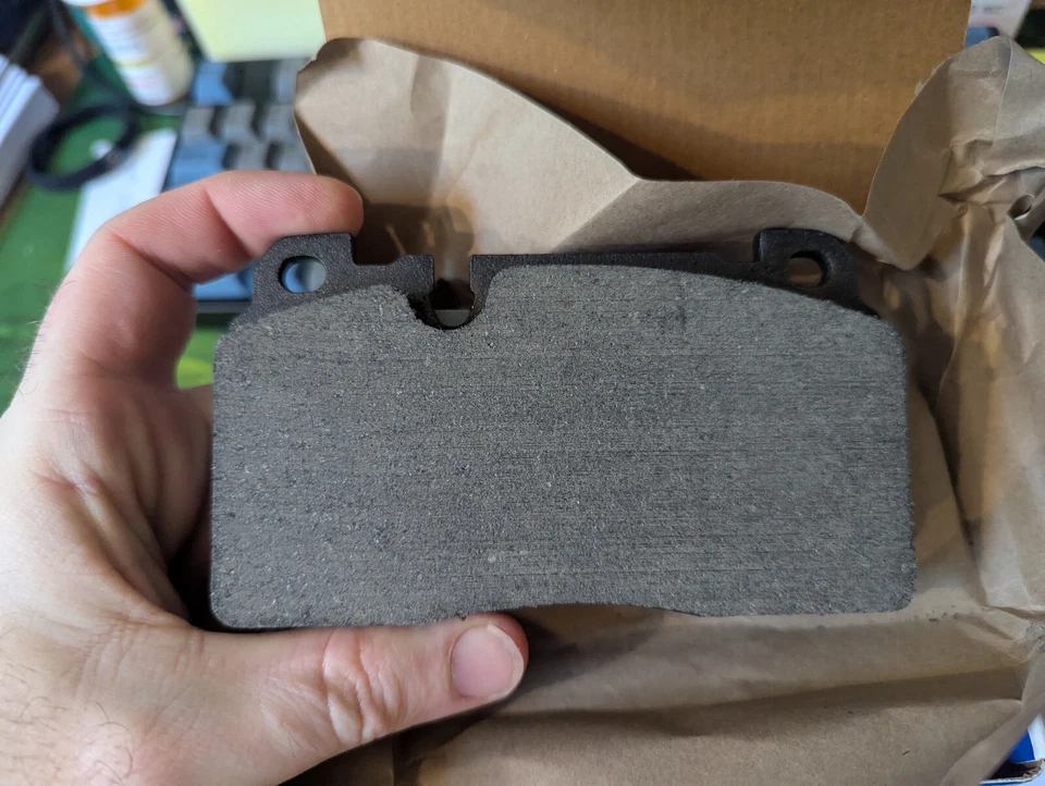 Pastillas de freno delanteras CARQUEST GNAD1663 Premium dorada cerámica para Audi Q5 13-17 Foto 2 de 4