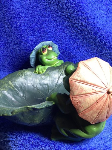 Frösche auf einer Lilly Pad mit Regenschirmen Kunst Dekor 12 Zoll lang 7 Zoll breit 4 hoch - Bild 6 von 8