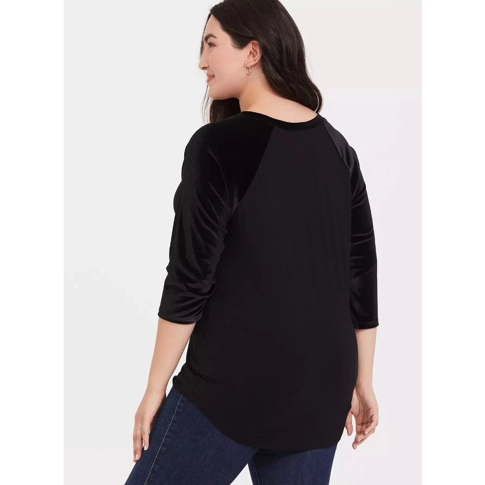 Camiseta para mujer Torrid 3X Plus negra manga terciopelo raglán gótica grunge minimalista Foto 3 de 4