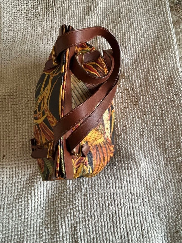 Auténtico bolso de mano Salvatore Ferragamo de cuero PVC marrón amarillo para mujer Italia 126469 Foto 4 de 4