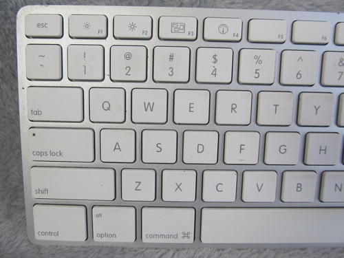 Apple Keyboard A1243 Silver Aluminum USB Wired iMAC G4 G5 eMAC - Picture 2 of 8