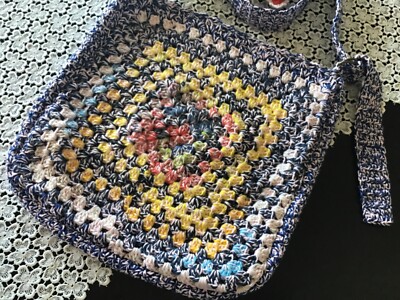 Häkel-Umhängetasche mit verstellbarem Gurt/Handarbeit vom Wol(l)kenschäfchen