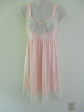 VINTAGE FORMFIT ROGERS SHORT NYLON NIGHTGOWN PEACH WHITE LACE PETITE 6-8 USA EUC