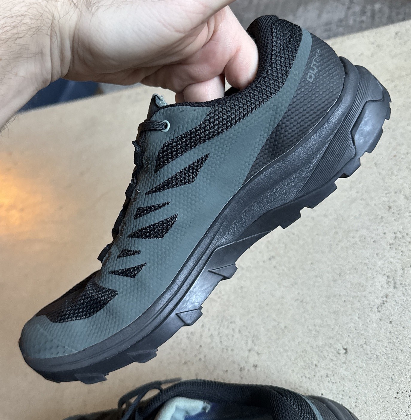 Salomon Men’s Gore-Tex Sneakers Hiking Outline GTX Trail Shoes Sz 9 Black 404771